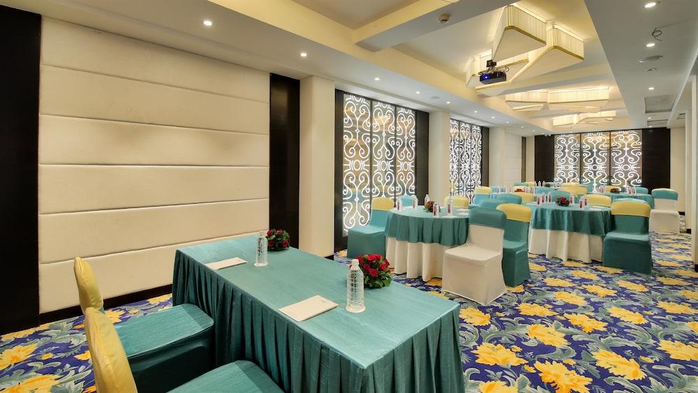 Golden Tulip Essential Jaipur Hotell Exteriör bild