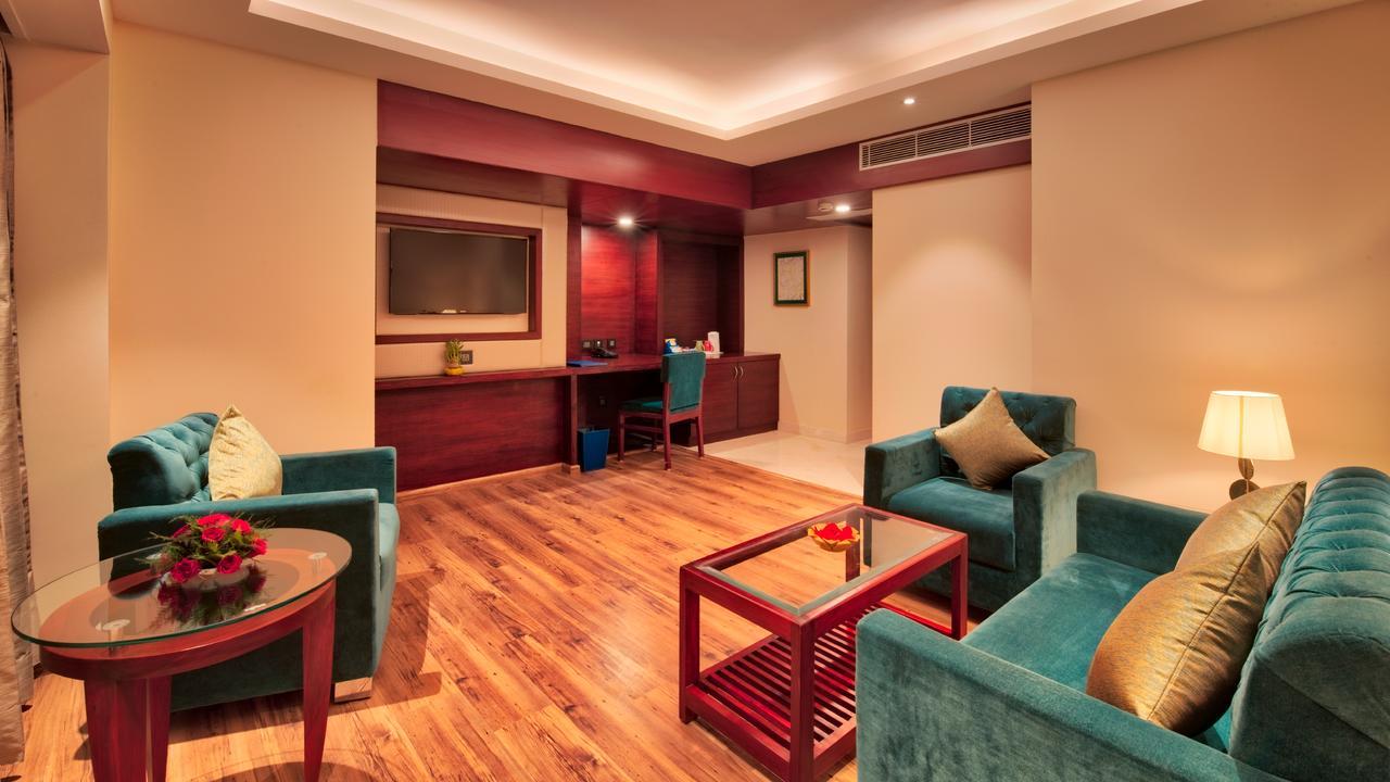 Golden Tulip Essential Jaipur Hotell Exteriör bild