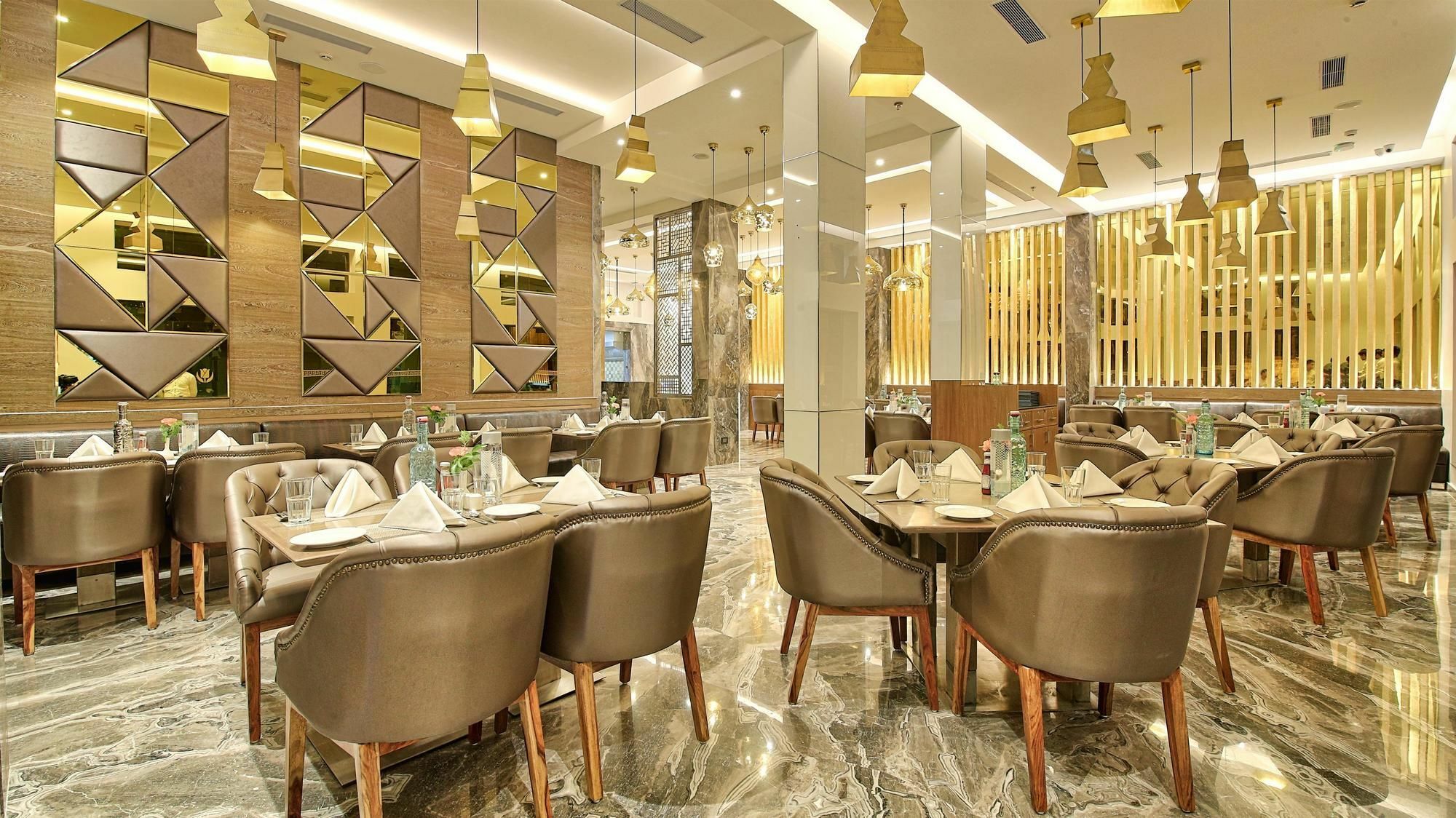 Golden Tulip Essential Jaipur Hotell Exteriör bild