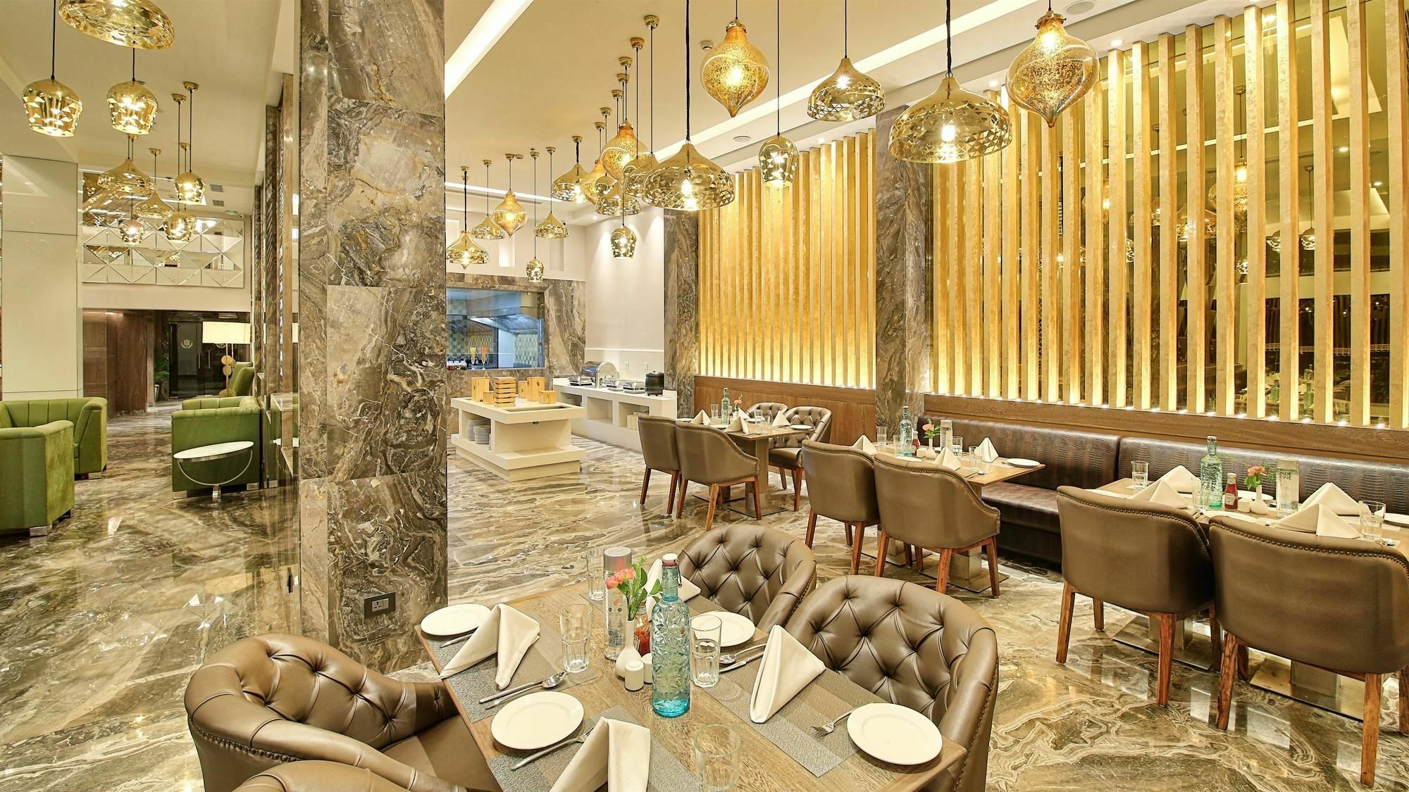 Golden Tulip Essential Jaipur Hotell Exteriör bild